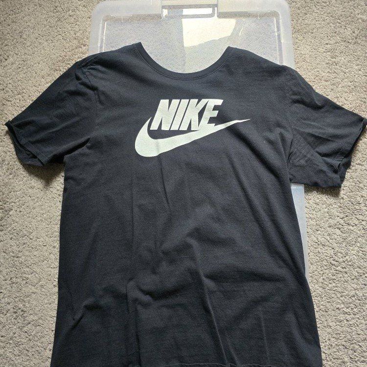 (USED) Mens Nike Tee (LARGE)