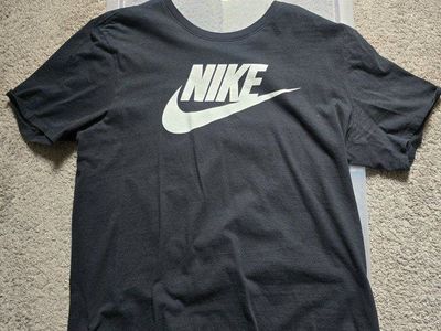 (USED) Mens Nike Tee (LARGE)