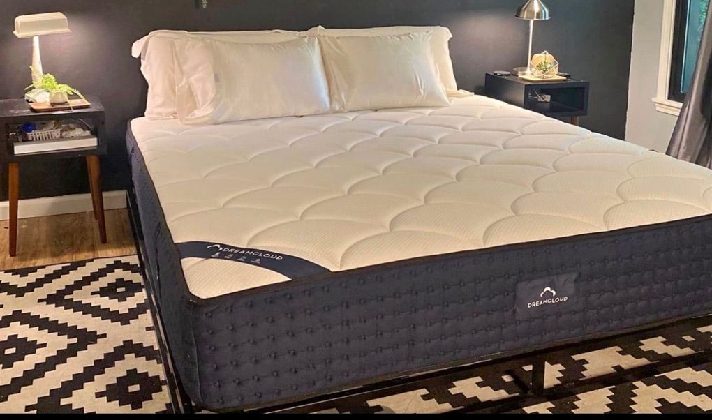 Queen Dreamcloud mattress + Metal base! $275 Total