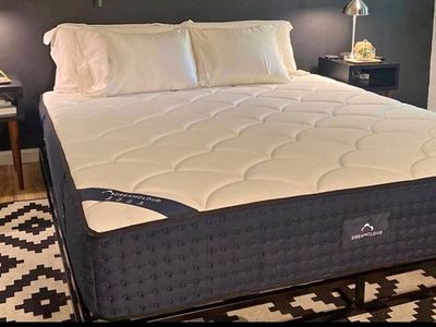 Queen Dreamcloud mattress + Metal base! $275 Total