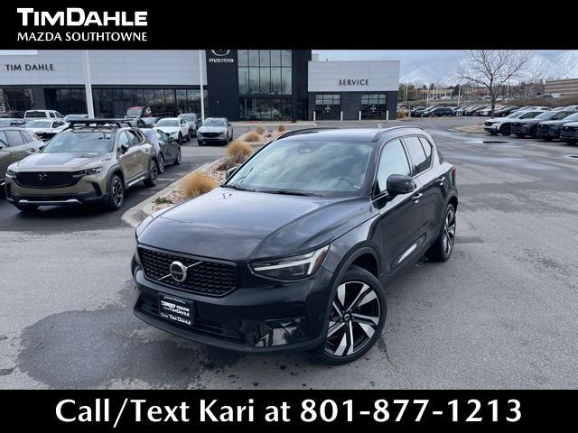 2024 Volvo XC40 B5 Plus Dark Theme