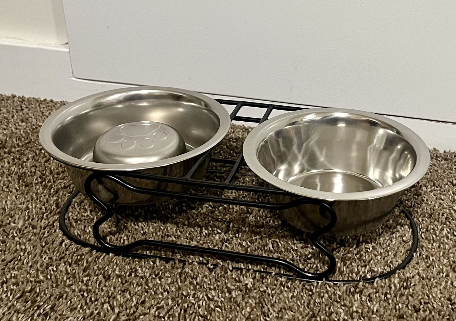 Double standing bowls with one slow feeder bowl