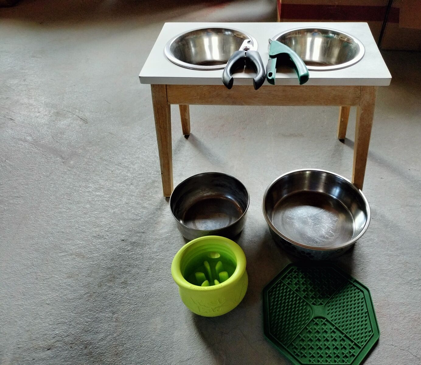 Double Bowel Dog feeder, plus (Please see the description)