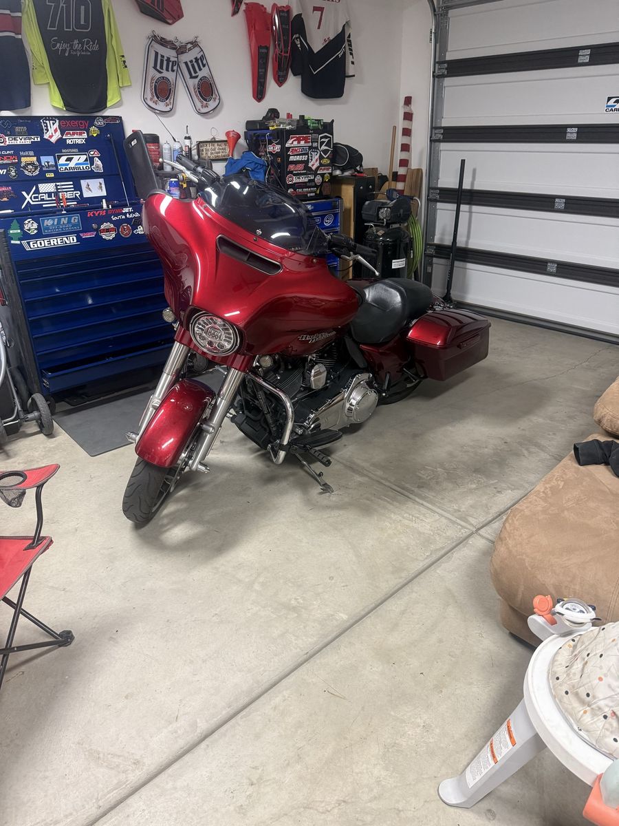 2015 Harley-Davidson Street Glide Touring Motorcycle - Red, Excellent Condition
