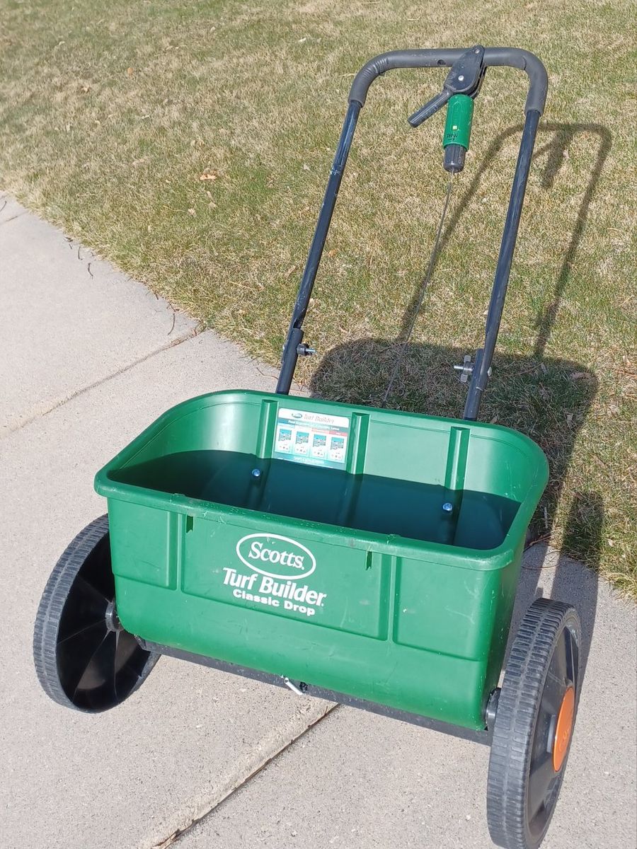 Scott's Turf Builder Classic Drop Spreader