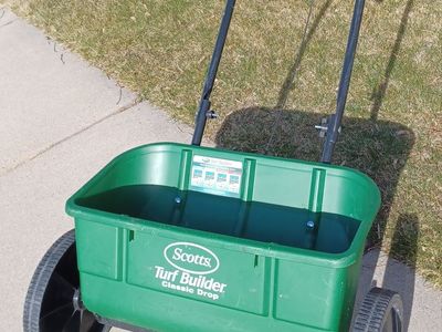 Scott's Turf Builder Classic Drop Spreader