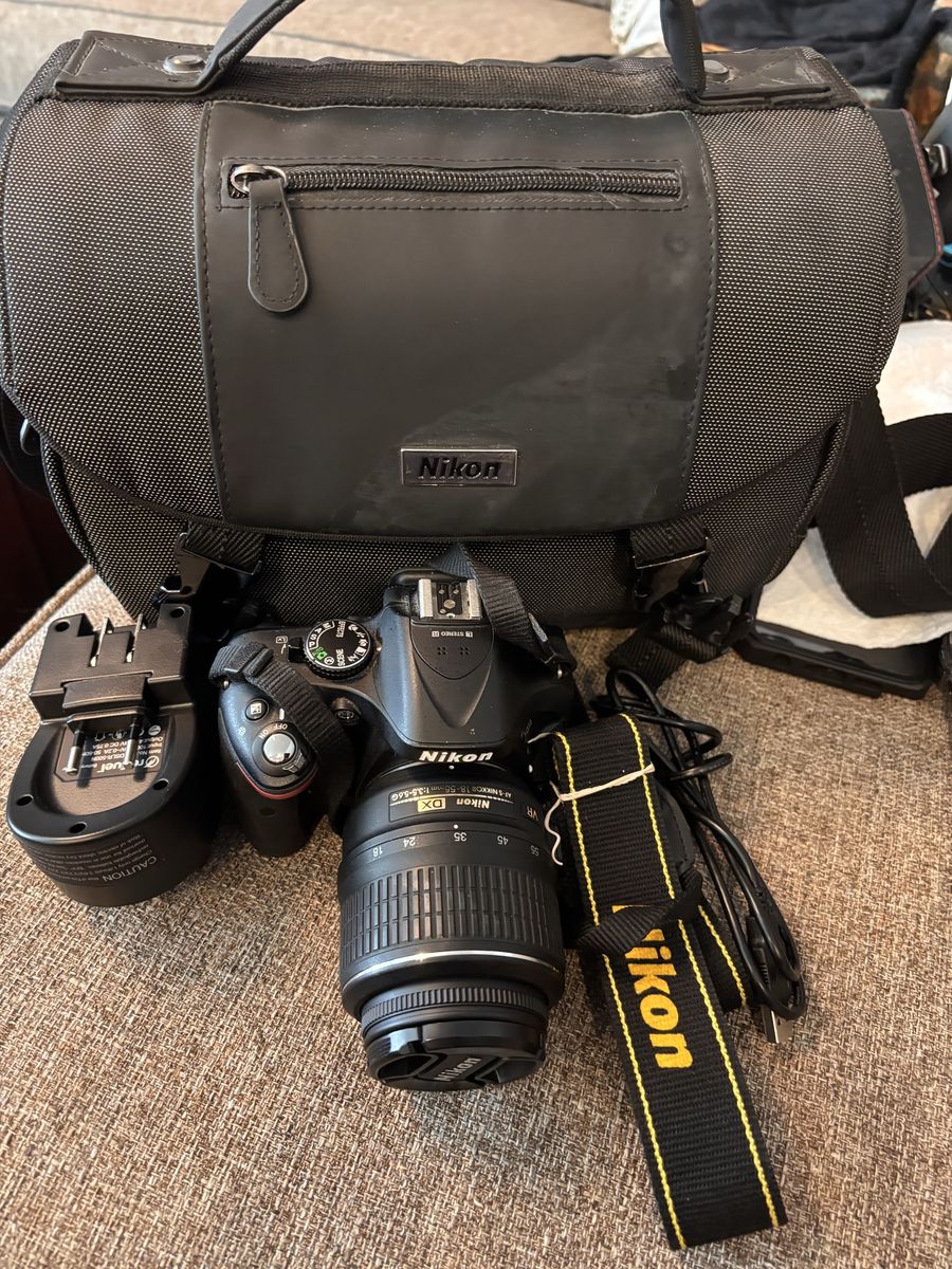 Like New Nikon D5200 Dslr Camera W/accessories