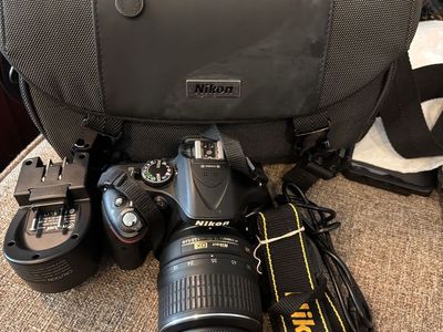 Like New Nikon D5200 Dslr Camera W/accessories