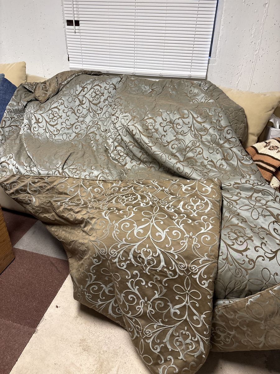 King size comforter with 4 over sized pillows