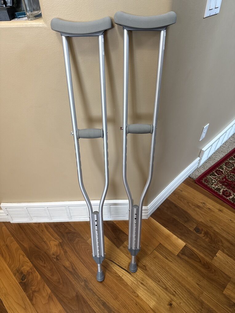 Adjustable Crutches 5'2 to 5'10 Like New