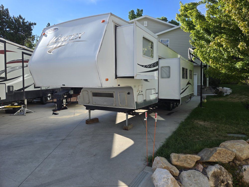 2006 Vortex toy hauler 5th wheel trailer. 365WTB  40 ft.