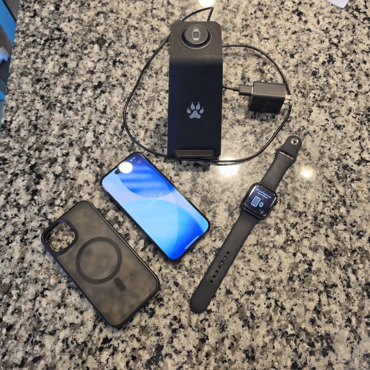 Apple iPhone 15 128GB Black - Unlocked w/ Apple Watch SE 44mm & Charger