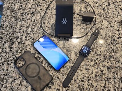 Apple iPhone 15 128GB Black - Unlocked w/ Apple Watch SE 44mm & Charger