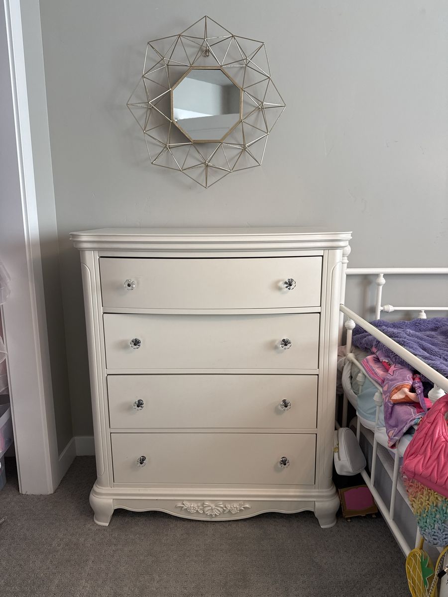 White 4-Drawer Dresser with Decorative Crystal Knobs and Floral Carvings