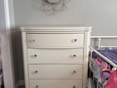 White 4-Drawer Dresser with Decorative Crystal Knobs and Floral Carvings