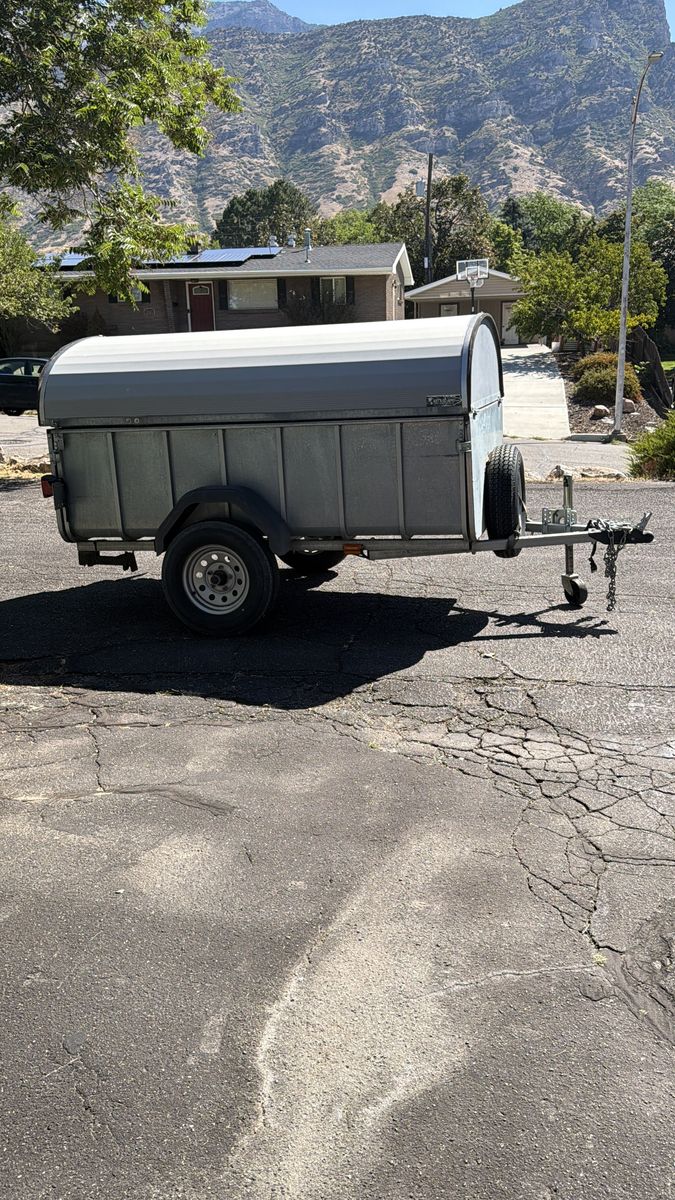Enclosed lightweight utility trailer