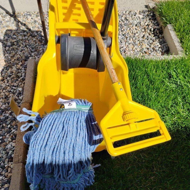 Rubbermaid mop bucket