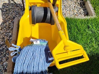 Rubbermaid mop bucket