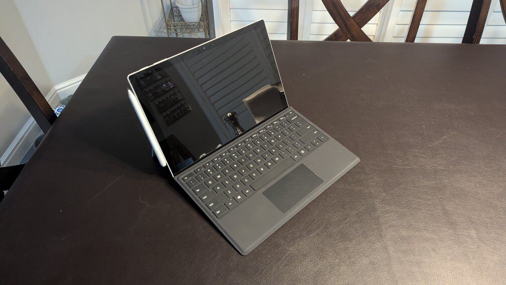Microsoft Surface Pro 7, keyboard, surface pen