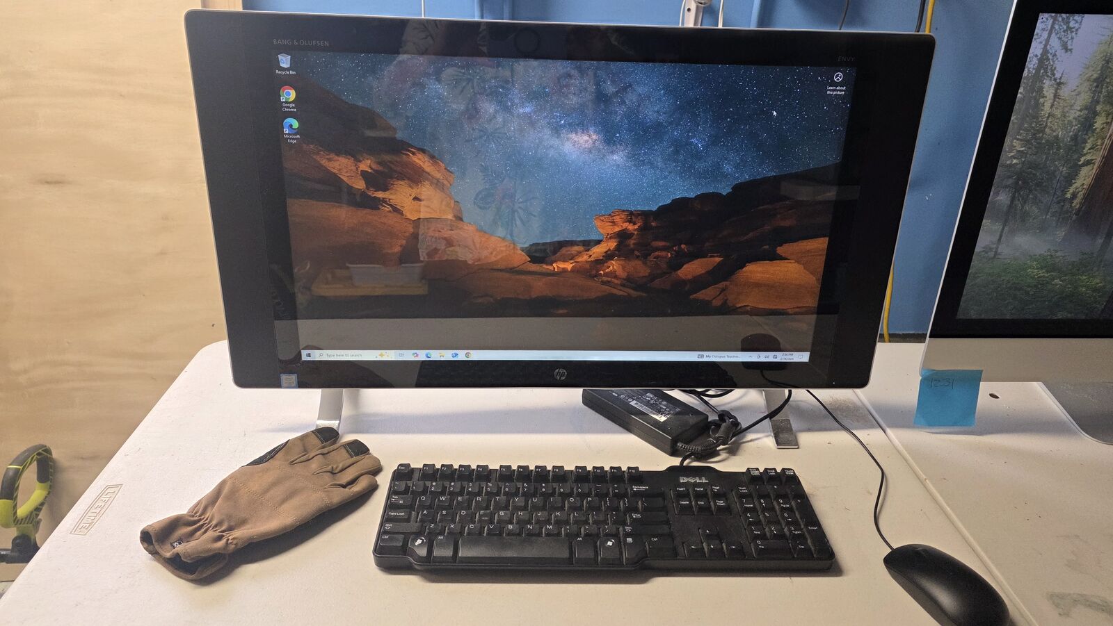 HP 27" Monitor - All-in-One - i5, 12 GB RAM, 500 GB SSD HD