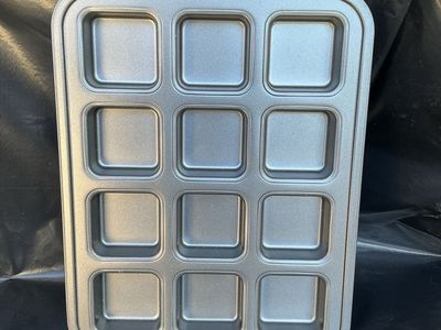 Pampered Chef 12-Cup Nonstick Brownie Pan - Square Cups, Good Condition