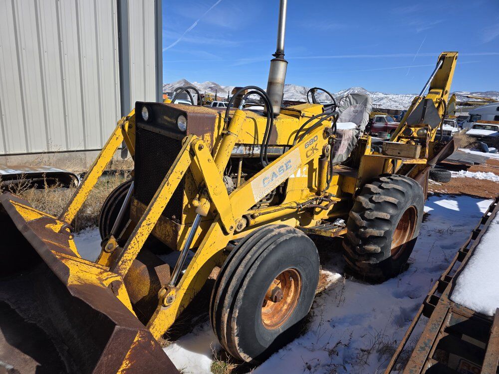 680 Case construction king backhoe