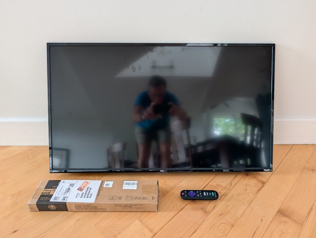 TCL 40-inch 720p ROKU Smart LED TV with Remote - Used