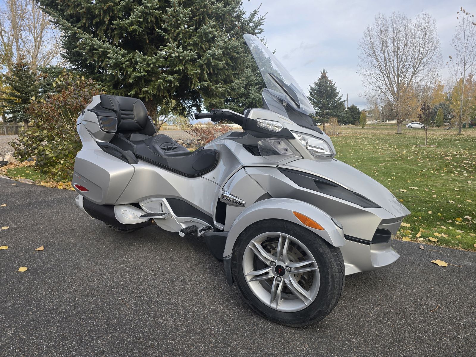 2010 Can-Am Spyder RT. 4400 miles.  998cc.