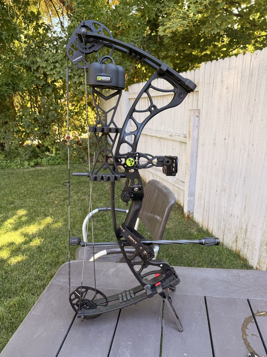 Hoyt Torrex Compound Bow Package - Black Out with Arrows and Release