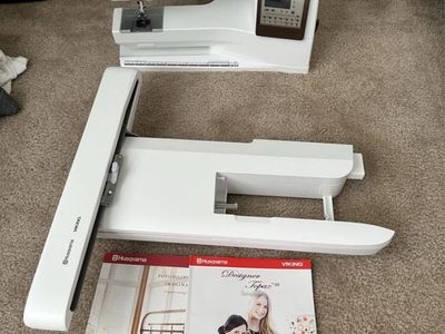 HUSQVARNA Viking Designer Topaz 50 Sewing & Embroidery machine, User's Guide, Thread Kit & Multiple Embroidery Supplies.