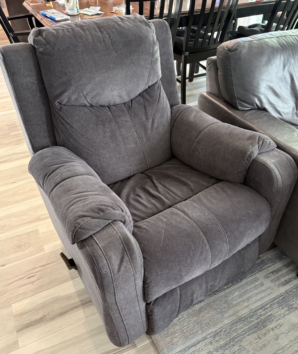 Free Recliner – Still Usable, Needs Repair