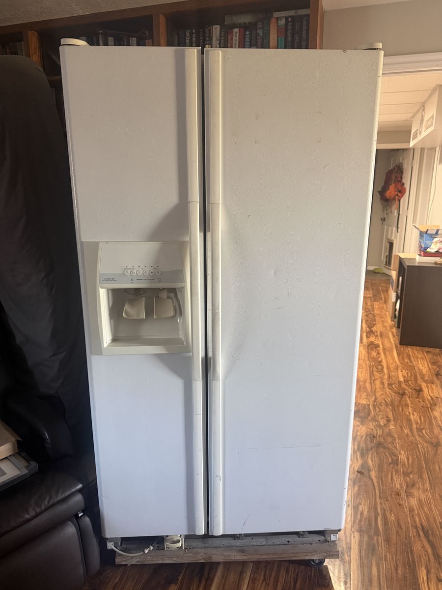 Whirlpool ED5SHAXNQ01 Side-by-Side Refrigerator with Ice & Water Dispenser, White