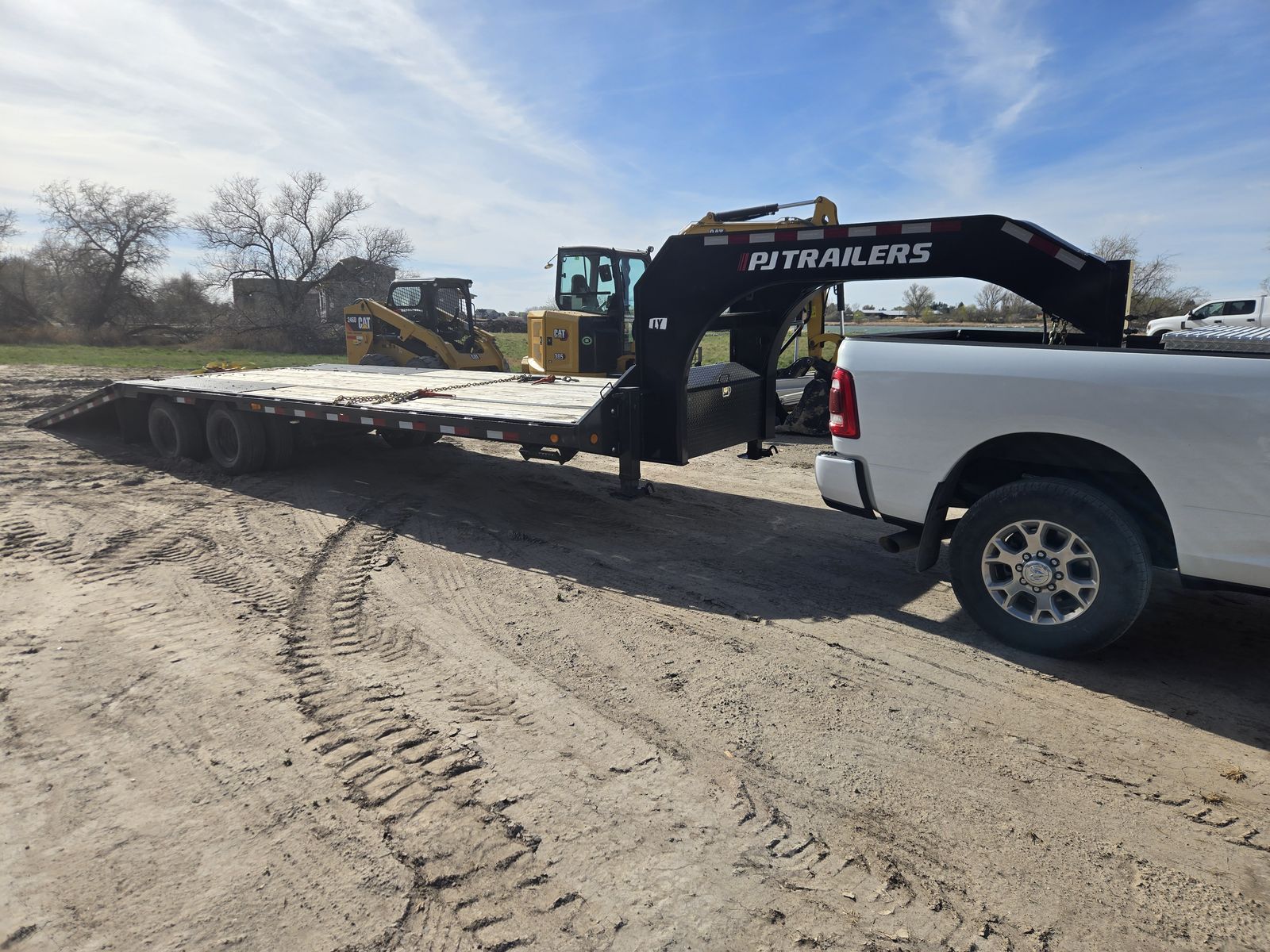 PJ trailers 32' gooseneck hydraulic tail flatbed