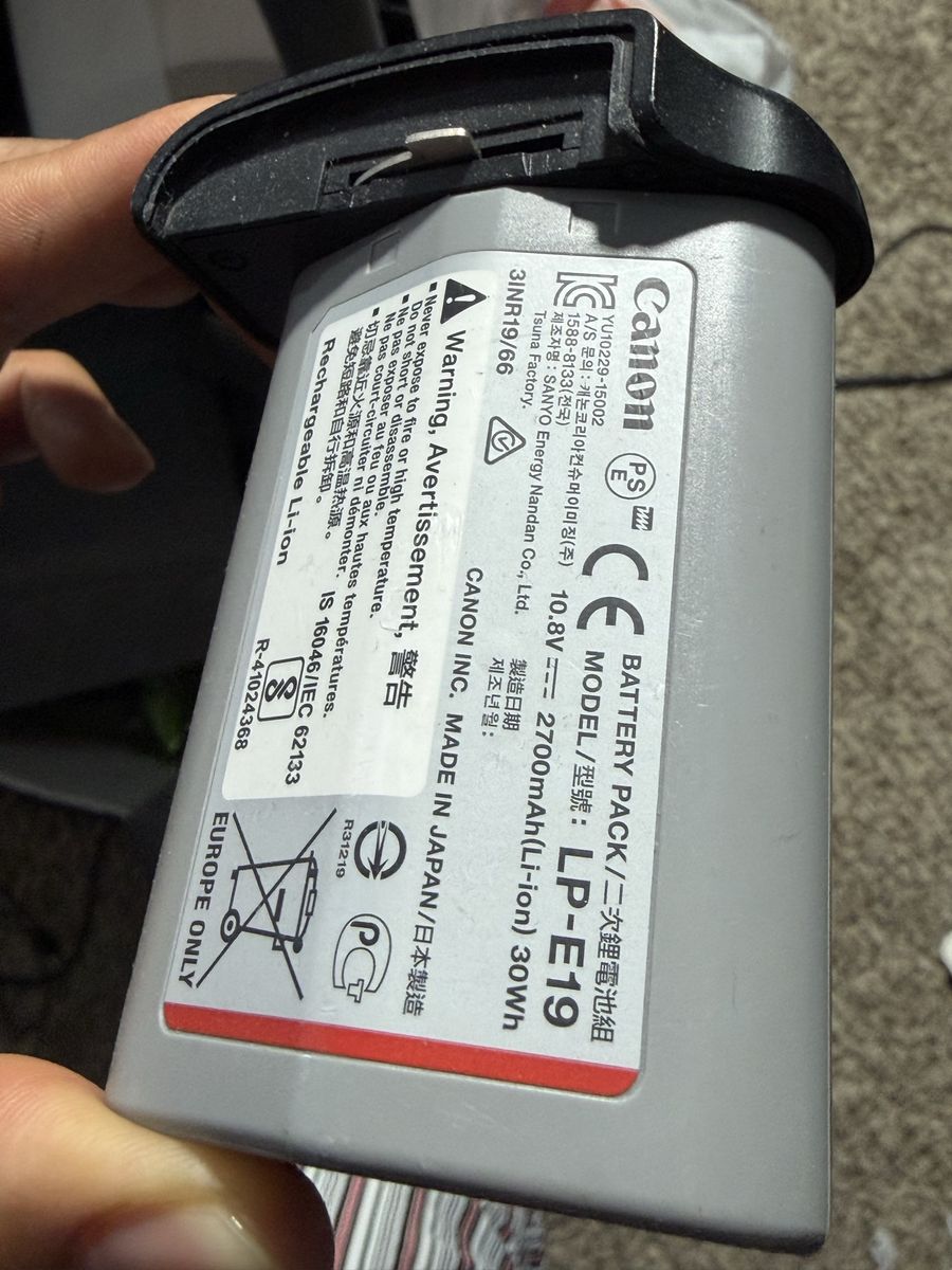 Canon Lp e19 battery genuie