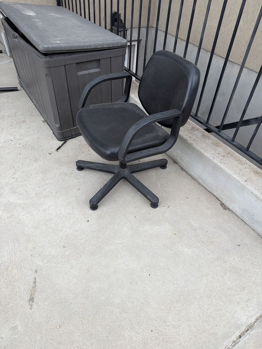 Free reclining shampoo chair