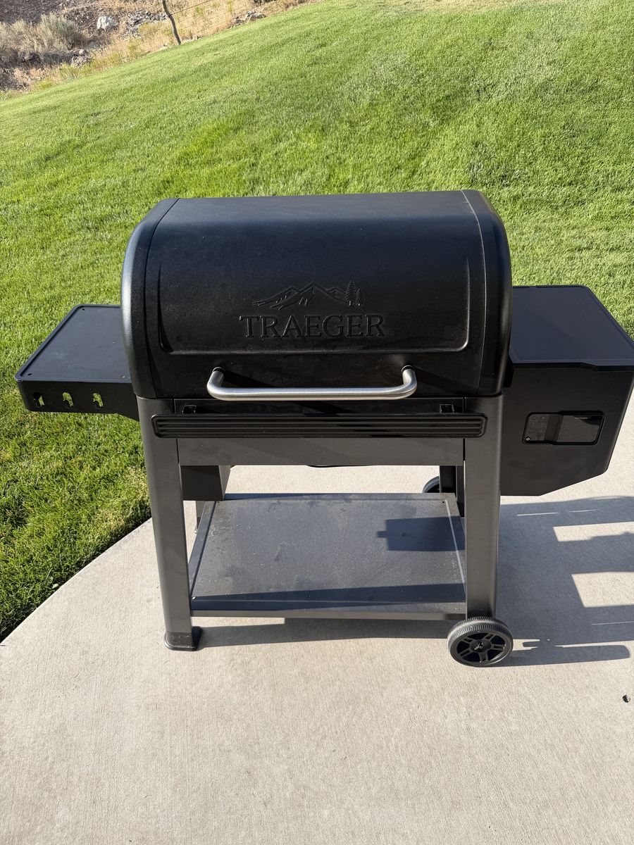 Traeger Westwood XL Pellet Grill Smoker with Cover - Upgraded Grease Box, Excellent Condition