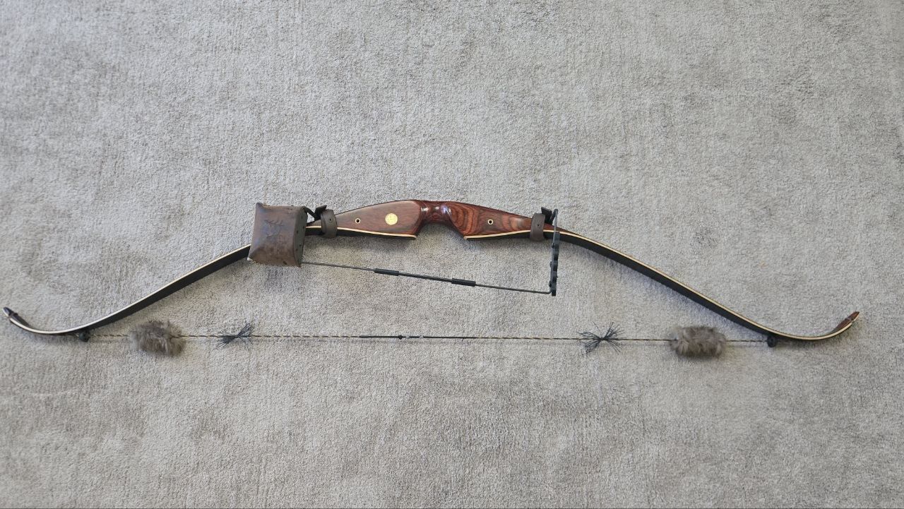 Recurve Bow Bear Grizzly 60# right hand with Great Northern Kickback quiver