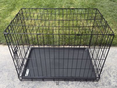 KONG 30-inch Black Wire Dog Crate with Removable Tray & Mat - Excellent Condition