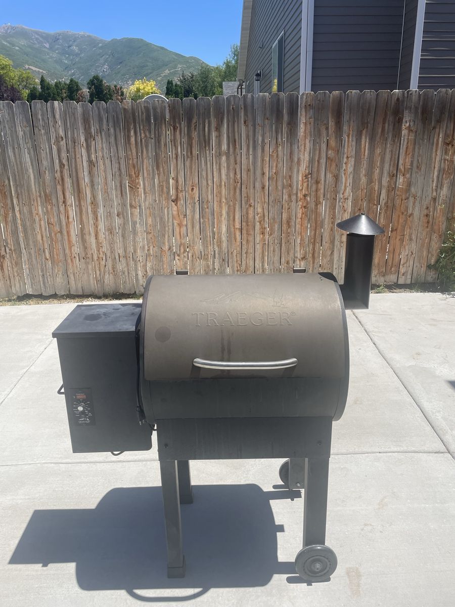 Traeger lil’ Tex Elite 22 grill with cover