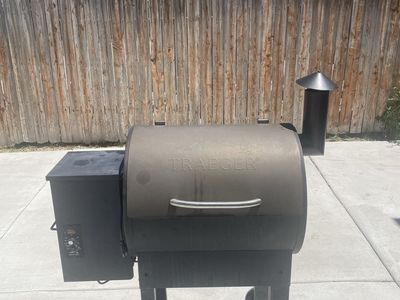 Traeger lil’ Tex Elite 22 grill with cover