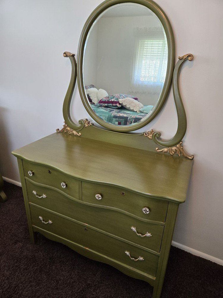 Antique Queen Anne-style Bedroom Set