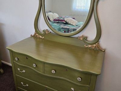 Antique Queen Anne-style Bedroom Set