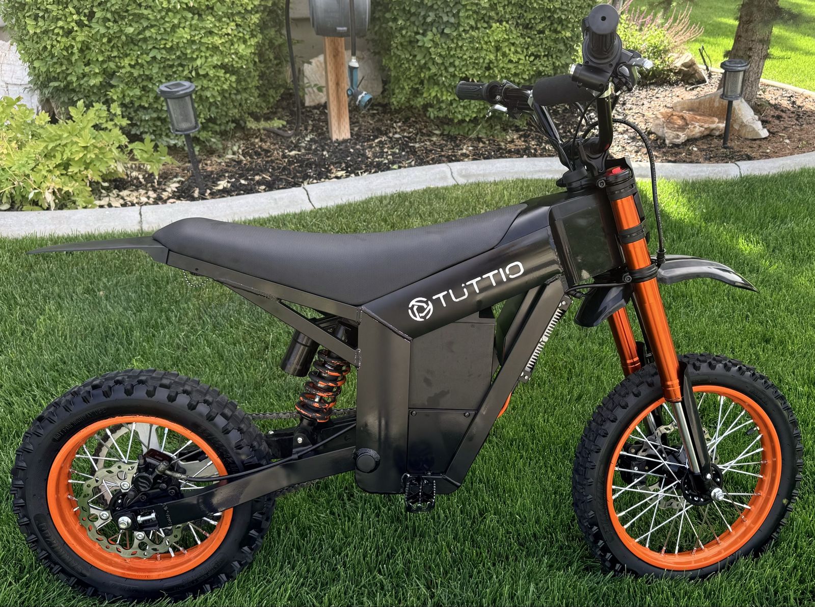 TUTTIO Electric Dirt Bike, 3000W Peak Brushless Motor, 48V 21AH Battery, 45-Mile Range, IPX6 Waterproof