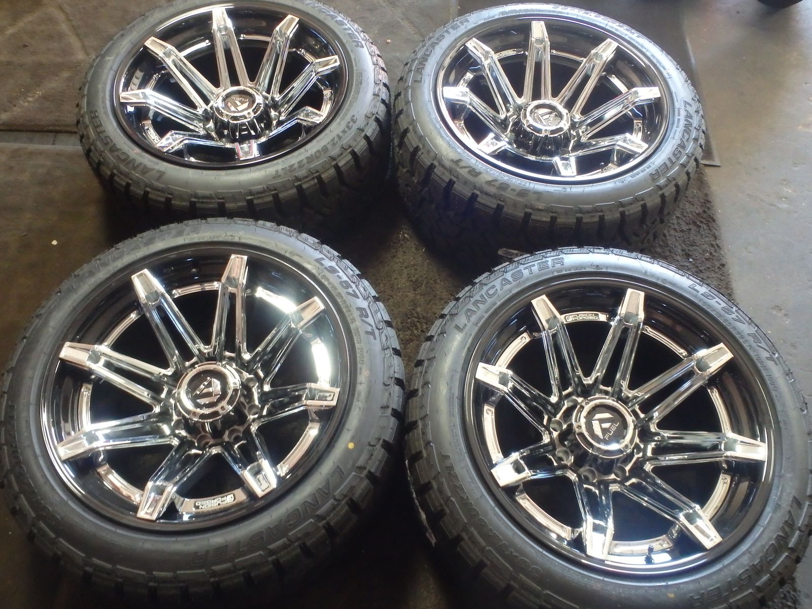 SET OF BRAND NEW 22"INCH FUEL 22X12 J ET -44 8X170 AND TIRES 33X12.50R22