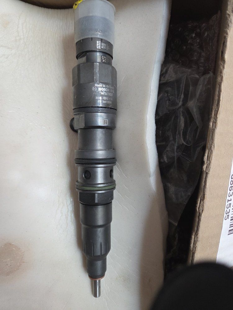 Bosch diesel fuel injector for heavy-duty engines, likely a Detroit Diesel DD13, DD15, or DD16 model