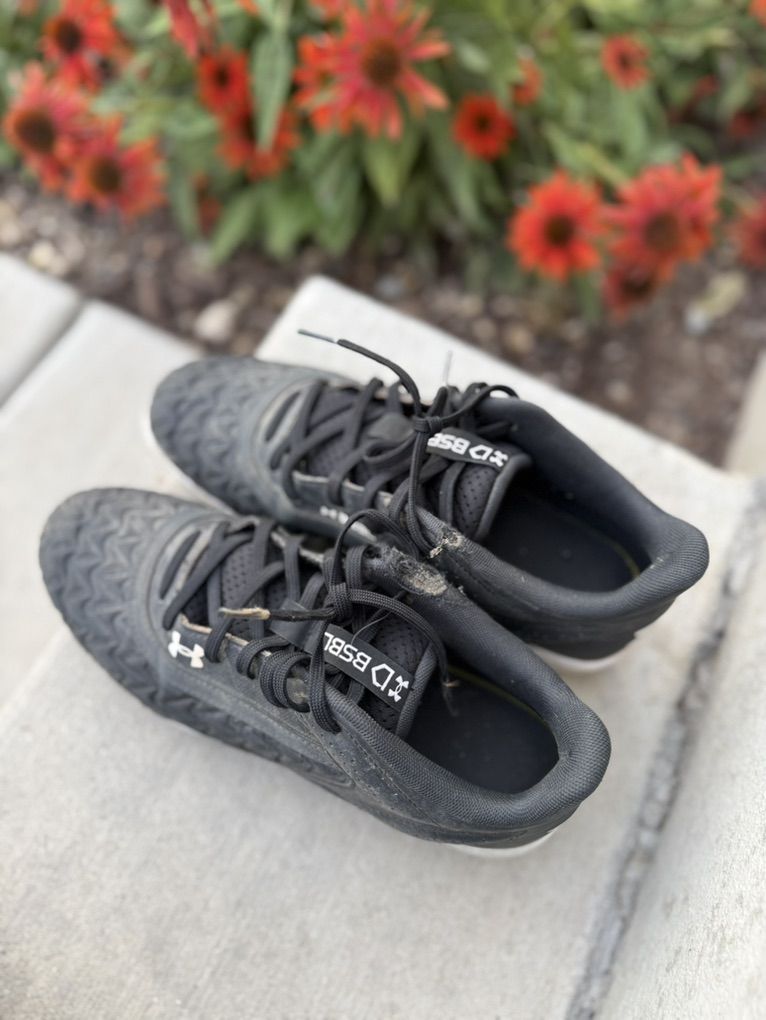 Under Armour Baseball Cleats - Size 8.5