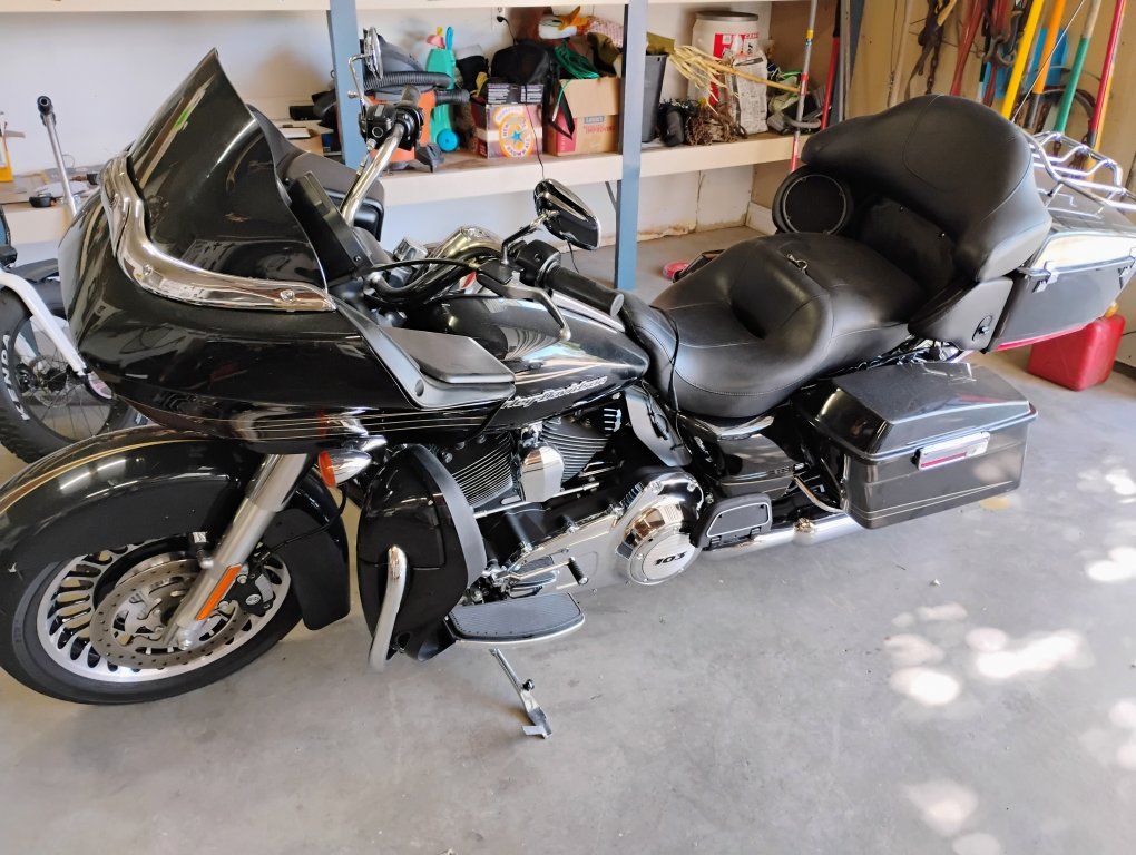 Harley-Davidson Road Glide Ultra - Touring Motorcycle - Black - Excellent Condition