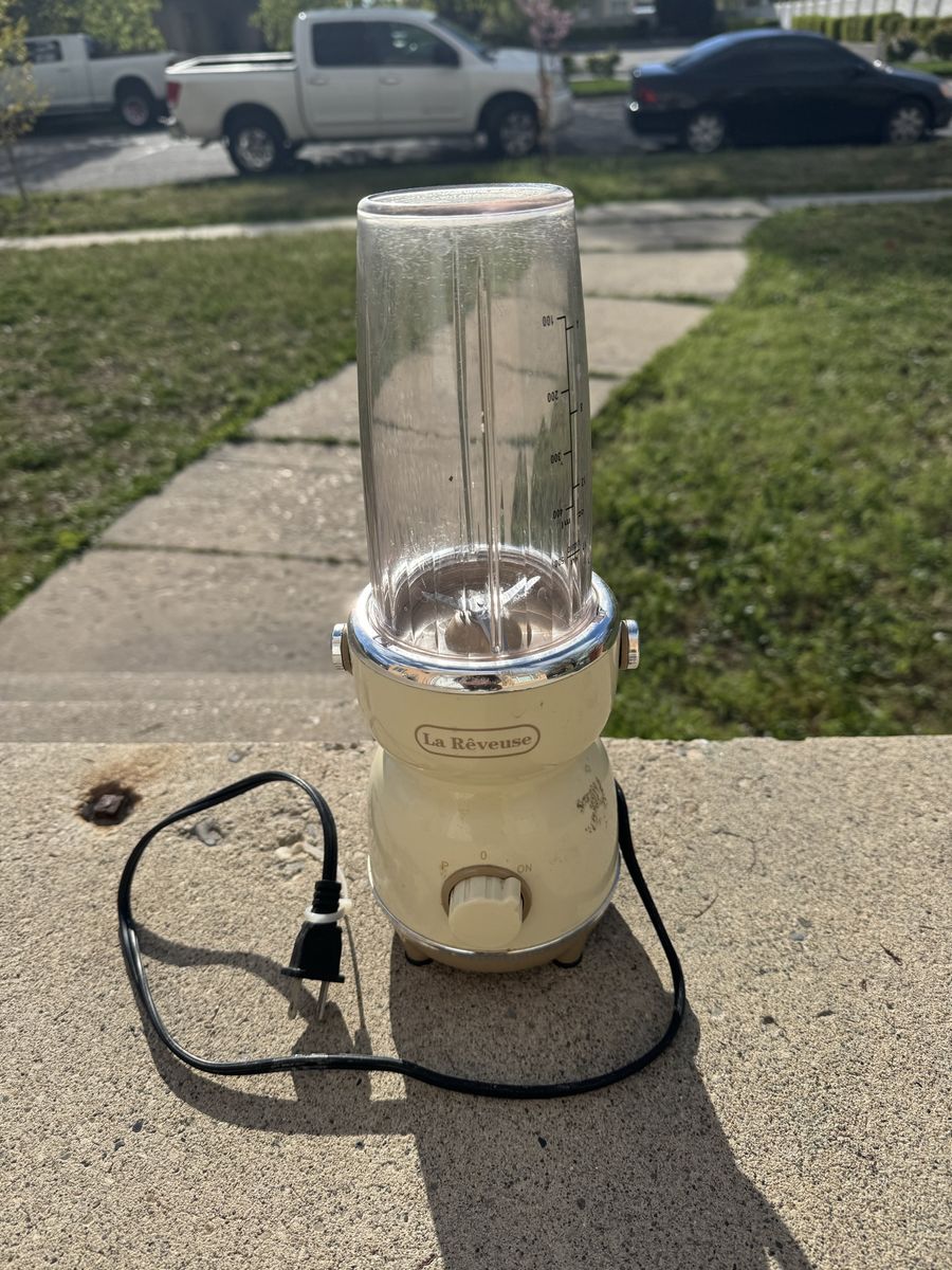 La Reveuse Personal-Sized Blender for Smoothies
