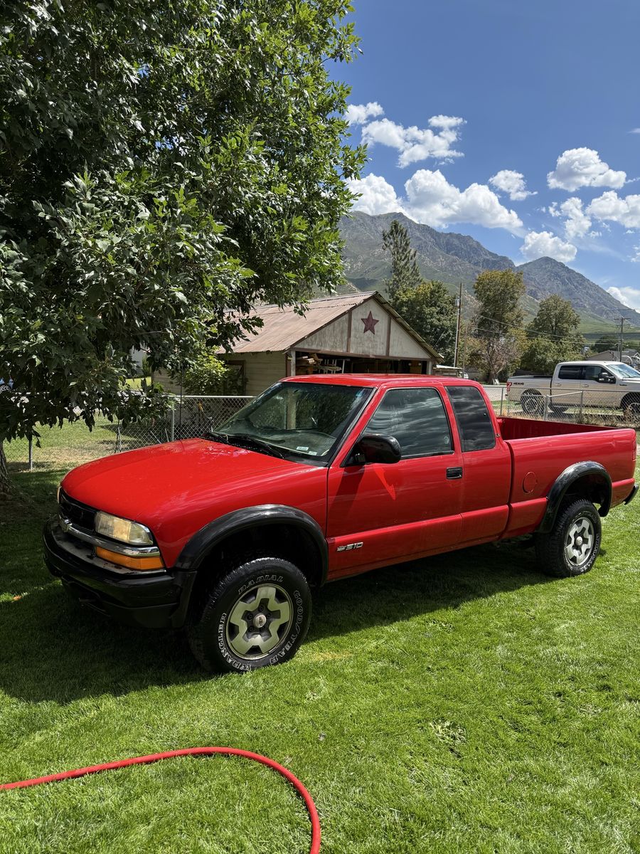 2000 Chevrolet S-10 LS
