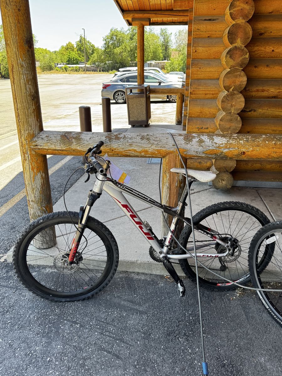 Fuji Tahoe 4.0 Mountain Bike - Needs new front tire tube